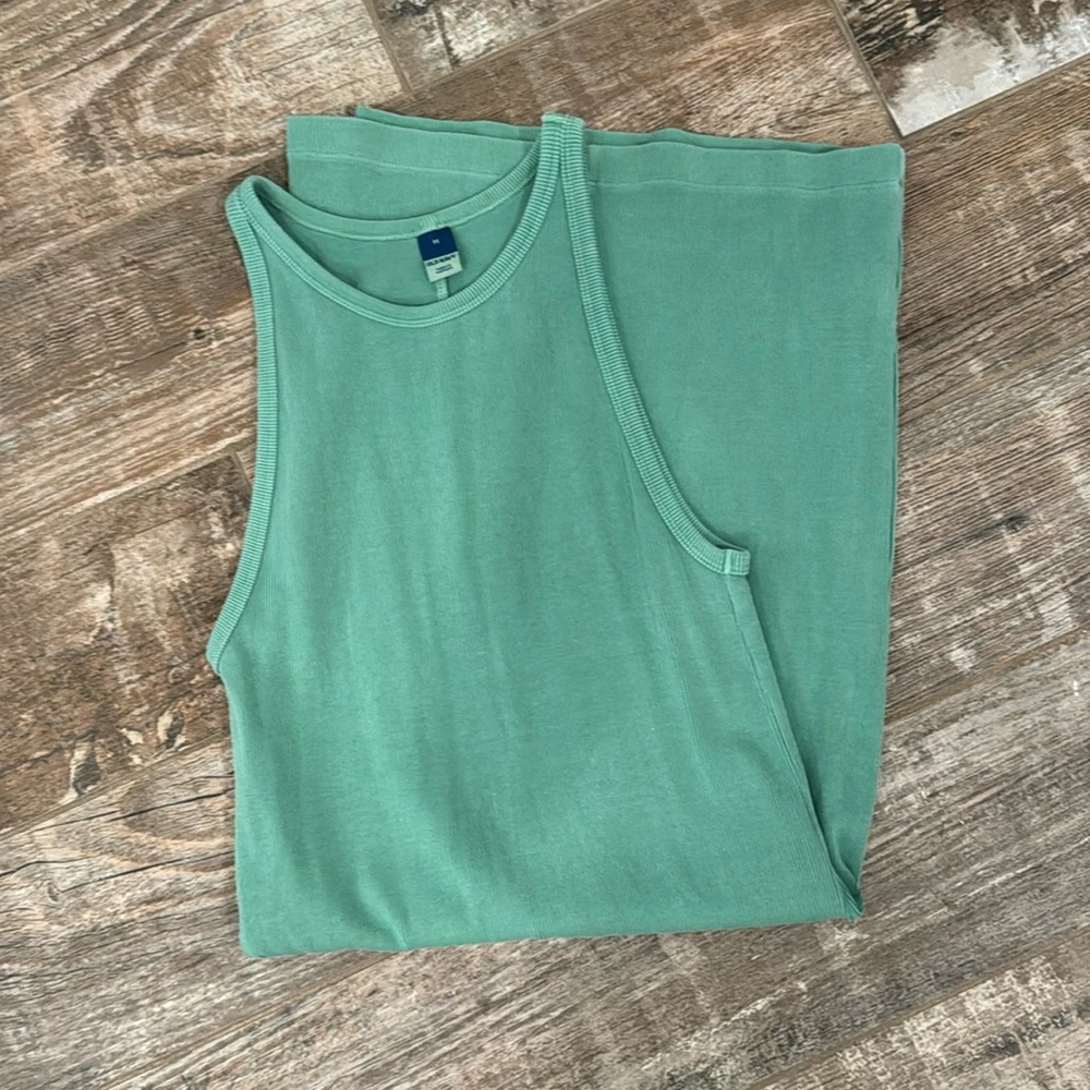 green ribbed dress.